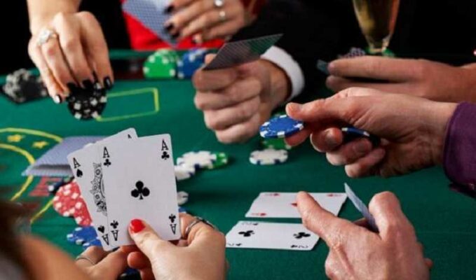 Trong hướng dẫn chơi bài poker chất hay màu của lá bài không có ý nghĩa trong so sánh bài.